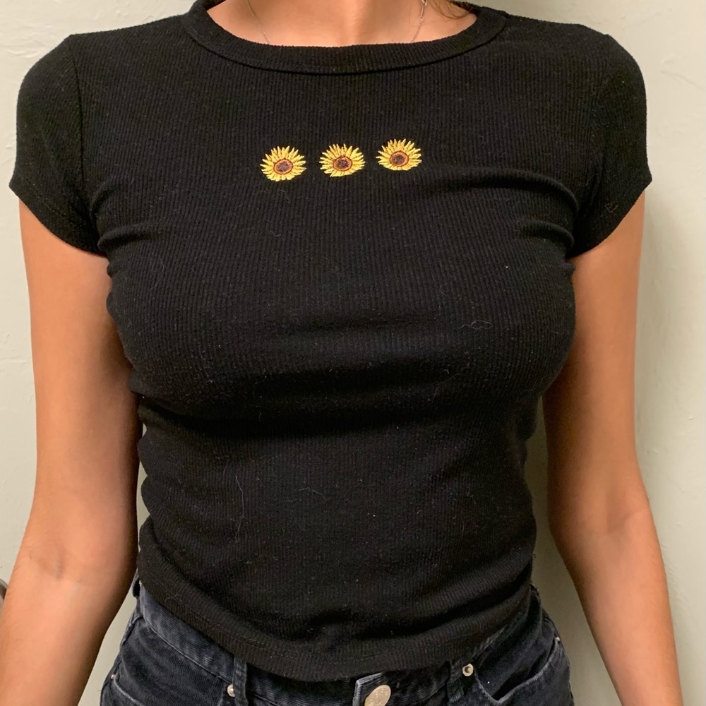 Black fitted short sleeve tee shirt